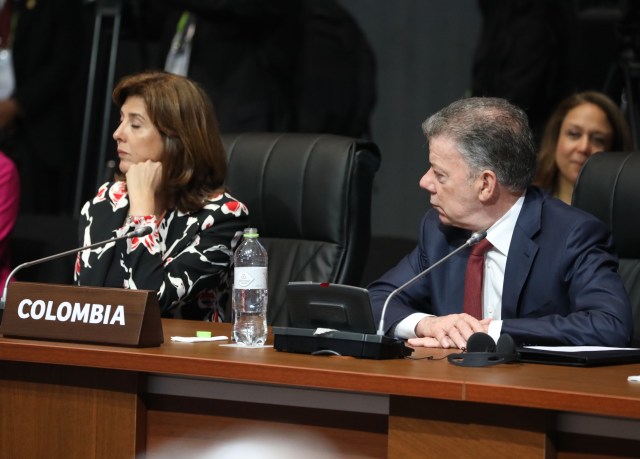 El presidente de Colombia, Juan Manuel Santos (d), y su ministra de Relaciones Exteriores, María Angela Holguín (i), participan en la sesión plenaria de la VIII Cumbre de las Américas hoy, sábado 14 de abril de 2018, en el Centro de Convenciones de Lima (Perú). EFE/Miguel Gutiérrez