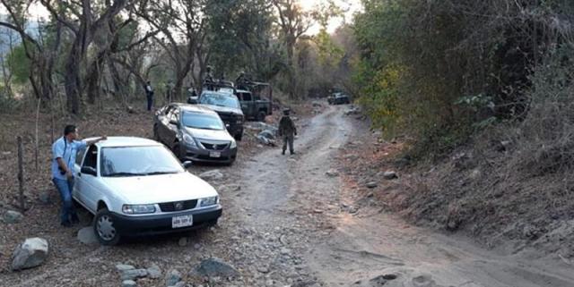 Vista general del sitio donde diez presuntos criminales y seis policías estatales fallecieron en enfrentamientos en el municipio de Zihuatanejo de Azueta, en el estado de Guerrero (México), informaron hoy, miércoles 18 de abril de 2018, fuentes oficiales. "Elementos de la Policía del Estado fueron agredidos por civiles armados. Al repeler (los agentes) el ataque, se provocó un enfrentamiento en el que fueron abatidos diez presuntos delincuentes y un policía ministerial resultó herido", indicó el vocero de Seguridad de Guerrero, Roberto Álvarez, en un boletín. Poco después de este suceso, policías estatales fueron emboscados por varios sujetos, lo que provocó la muerte de seis elementos de seguridad. EFE/STR/MEJOR CALIDAD DISPONIBLE