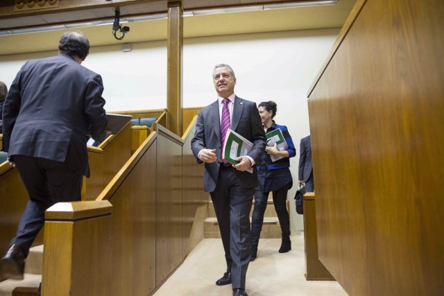 -FOTODELDIA- GRAF7275. VITORIA, 19/04/2018.- El lehendakari, Iñigo Urkullu, a su llegada al salón de plenos del Parlamento Vasco, donde ha emplazado a ETA a que "diga lo que tenga que decir" tras conocerse que la banda terrorista anunciará su disolución en el primer fin de semana de mayo. EFE/ David Aguilar