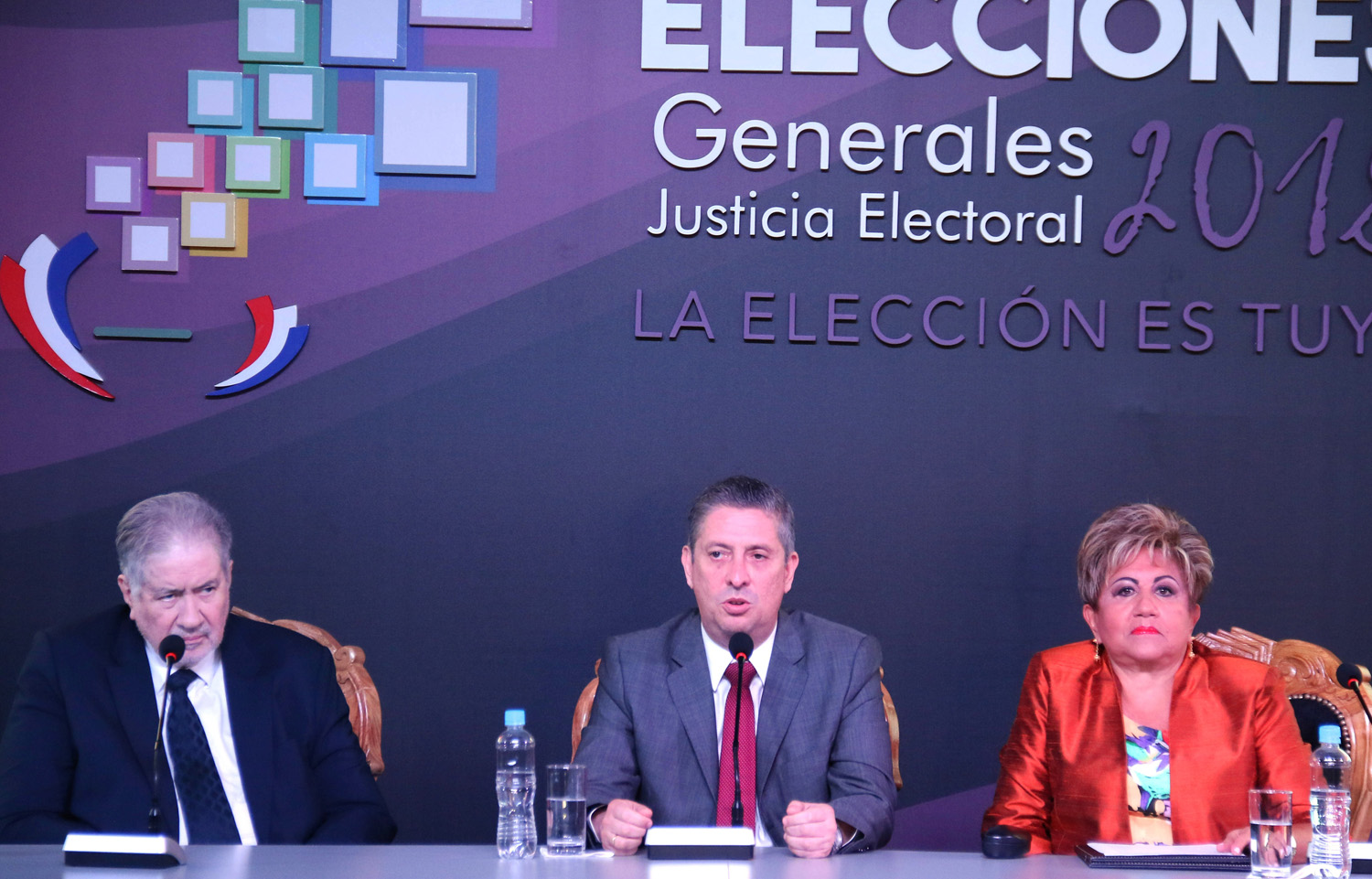 Ultiman reparto de materiales electorales a un día de elecciones en Paraguay