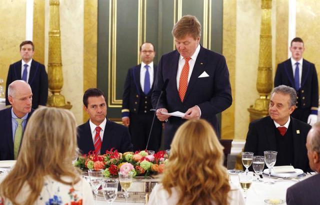 El rey Guillermo Alejandro de Holanda (2d), pronuncia un discurso junto al presidente mexicano, Enrique Peña Nieto (2i), durante un almuerzo en el Palacio Noordeinde en La Haya (Holanda) hoy, 24 de abril de 2018. Peña Nieto ha iniciado hoy su visita oficial en los Países Bajos con una reunión con miembros de la federación holandesa de trabajadores (NVO-NCW), seguido de sendos encuentros con el rey Guillermo Alejandro y el primer ministro holandés, Mark Rutte. EFE/ Michael Kooren