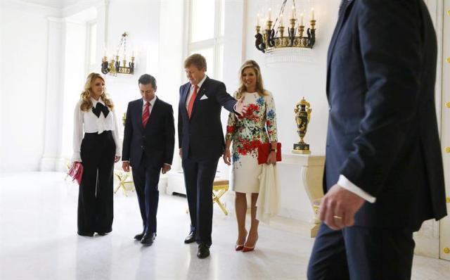 El rey Guillermo Alejandro de Holanda (2d), y la reina Máxima (d), reciben al presidente mexicano, Enrique Peña Nieto (2i), y a la primera dama de México, Angélica Rivera de Pena (i), antes de una ceremonia en su honor en el Palacio Noordeinde en La Haya (Holanda) hoy, 24 de abril de 2018. Peña Nieto ha iniciado hoy su visita oficial en los Países Bajos con una reunión con miembros de la federación holandesa de trabajadores (NVO-NCW), seguido de sendos encuentros con el rey Guillermo Alejandro y el primer ministro holandés, Mark Rutte. EFE/ Michael Kooren