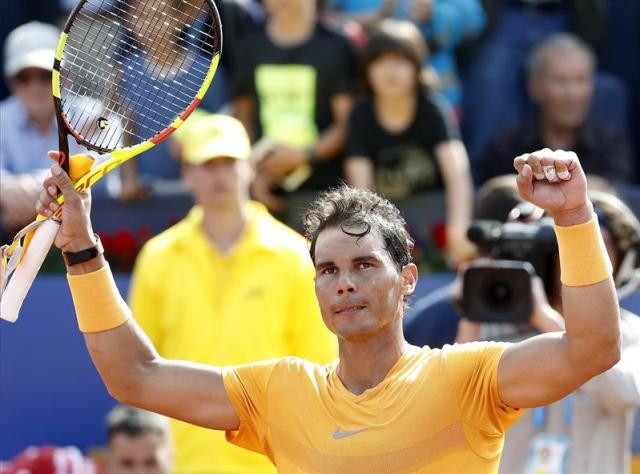 El tenista español Rafael Nadal celebra su victoria al finalizar el partido jugado ante su compatriota Roberto Carballés Baena, en la tercera jornada del Barcelona Open Banc Sabadell 66º Trofeo Conde de Godó de tenis, que se disputa en las pistas del RCT Barcelona.Rafael Nadal ganó por 6-4,6- 4. EFE/ Andreu Dalmau