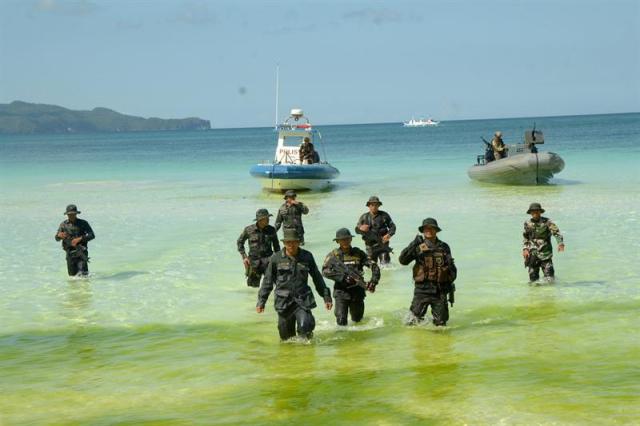 Soldados filipinos participan en un simulacro de seguridad en la isla de Boracay, uno de los principales destinos turísticos de Filipinas, después de que cerrase al público por un plazo de seis meses para llevar a cabo trabajos de saneamiento, en Boracay (Filipinas), ayer, 25 de abril de 2018. EFE/ Jo Haresh Tanodra