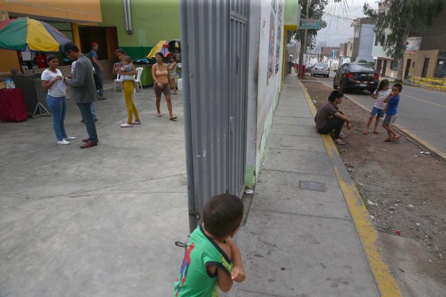 Acompaña crónica PERÚ VENEZUELA - PER12 - LIMA (PERÚ) , 26/4/2018.- Fotografía tomada el 25 de abril de 2018, de un grupo de inmigrantes venezolanos que conversan frente a la vivienda donde temporalmente residen en uno de los distritos mas populosos de la capital, San Juan de Lurigancho, en Lima (Perú). La solidaridad y caridad imperan en el improvisado albergue que un pequeño empresario peruano ha instalado para dar un primer techo a los venezolanos recién llegados a Lima, desde donde intentan comenzar una nueva vida a la que se vieron abocados por la crudeza de la crisis que atraviesa Venezuela. EFE / Ernesto Arias