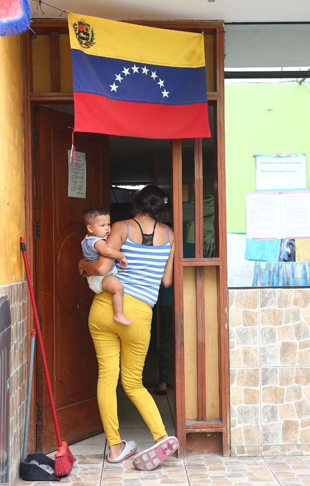 Acompaña crónica PERÚ VENEZUELA - PER12 - LIMA (PERÚ) , 26/4/2018.- Fotografía tomada el 25 de abril de 2018, de una inmigrante venezolana y su hijo quien ingresa a la vivienda donde temporalmente reside en uno de los distritos mas populosos de la capital, San Juan de Lurigancho, en Lima (Perú). La solidaridad y caridad imperan en el improvisado albergue que un pequeño empresario peruano ha instalado para dar un primer techo a los venezolanos recién llegados a Lima, desde donde intentan comenzar una nueva vida a la que se vieron abocados por la crudeza de la crisis que atraviesa Venezuela. EFE / Ernesto Arias