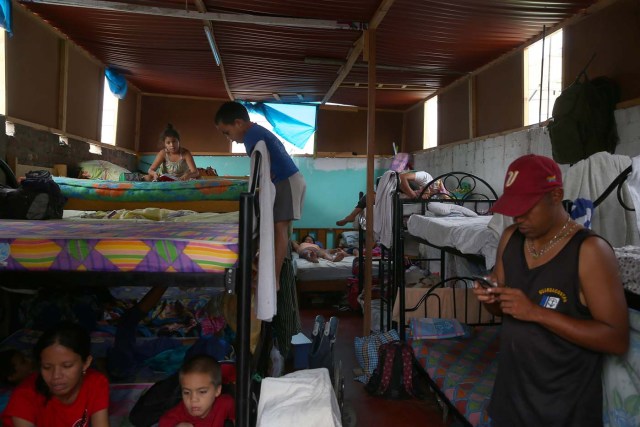 Acompaña crónica PERÚ VENEZUELA - PER12 - LIMA (PERÚ) , 26/4/2018.- Fotografía tomada el 25 de abril de 2018, de un grupo de inmigrantes venezolanos en una habitación de la vivienda donde temporalmente residen, en uno de los distritos mas populosos de la capital, San Juan de Lurigancho, en Lima (Perú). La solidaridad y caridad imperan en el improvisado albergue que un pequeño empresario peruano ha instalado para dar un primer techo a los venezolanos recién llegados a Lima, desde donde intentan comenzar una nueva vida a la que se vieron abocados por la crudeza de la crisis que atraviesa Venezuela. EFE / Ernesto Arias