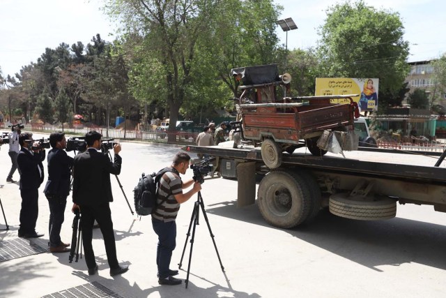 KAB01. KABUL (AFGANISTÁN), 30/04/2018.- Cámaras de televisión toman imágenes del lugar donde se ha producido un doble atentado en Kabul (Afganistán) hoy, 30 de abril de 2018.El número de muertos en un doble atentado perpetrado hoy en el centro de Kabul se eleva ya a 25 personas, 9 de ellas periodistas, mientras que otras 49 han resultado heridas en el ataque, reivindicado por el Estado Islámico (EI). EFE/ Jawad Jalali