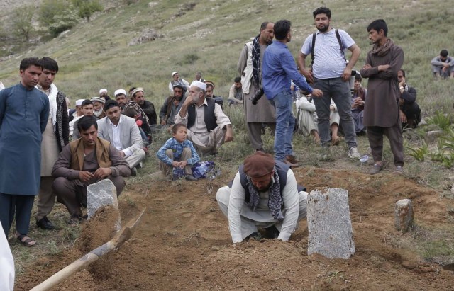 KAB01. KABUL (AFGANISTÁN), 30/04/2018.- Familiares y amigos asisten al funeral de Shah Marai, fotógrafo de la agencia de noticias francesa AFP, que murió en un atentado en Kabul, Afganistán, hoy, 30 de abril de 2018. El grupo yihadista Estado Islámico (EI) perpetró hoy un doble atentado en Kabul que ha acabado con la vida de 25 personas, entre ellas nueve periodistas, y dejado heridas a otras 49, en una de las jornadas más duras desde 2001 para la prensa en Afganistán. EFE/Jawad Jalali