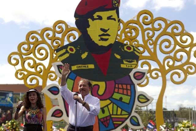 MAN01. MANAGUA (NICARAGUA), 05/03/14.- El presidente de Nicaragua, Daniel Ortega, junto a su esposa, la primera dama Rosario Murillo, saludan a simpatizantes sandinistas durante un acto político en el marco de la conmemoración del primer aniversario de la muerte del presidente venezolano Hugo Chávez en el Paseo de Bolívar a Chávez en Managua (Nicaragua) hoy, miércoles 5 de marzo de 2014. EFE/Jorge Torres.