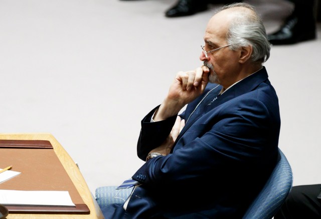 JLX01. NUEVA YORK (NY, EE.UU.), 09/04/2018. El embajador de Siria ante las Naciones Unidas, Bashar al-Ja'afari, escucha mientras el representante permanente del Rusia ante las ONU, Vassily Nebenzia, habla durante una reunión de emergencia del Consejo de Seguridad de las Naciones Unidas hoy, lunes 9 de abril de 2018, en respuesta a un presunto ataque con armas químicas en Siria, en la sede de las Naciones Unidas en Nueva York, Nueva York (EE.UU.). El presunto ataque químico tuvo lugar durante el fin de semana en el suburbio de Duma en Damasco, matando al menos a 49 personas. EFE/Justin Lane