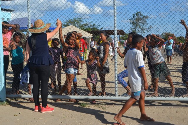 Los indígenas resaltaron que no volverán a Venezuela hasta que el presidente Nicolás Maduro deje de ocupar la silla presidencial (Foto: Larissa González @LarissaGonzale6)