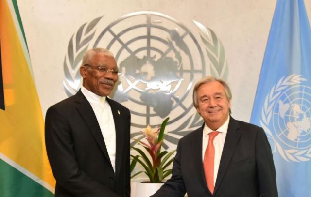 El presidente David Granger (izquierda) se reunió ayer con el secretario general de la ONU, Antonio Gutteres, en las Naciones Unidas en Nueva York. 