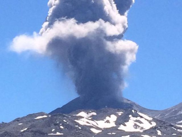 Volcán en Chile en alerta naranja. Foto: AFP