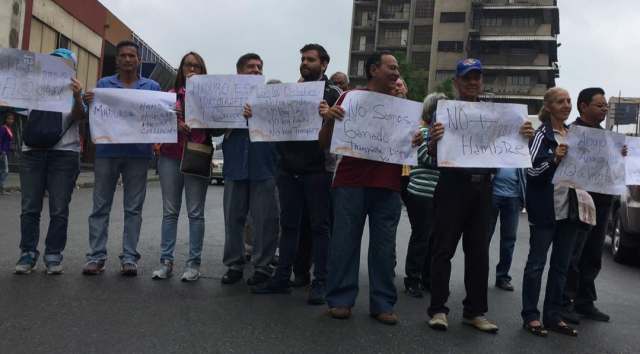 Foto: Habitantes de Los Teques protestan por la escasez de agua, alimentos, gas doméstico y transporte público / Daniel Murolo