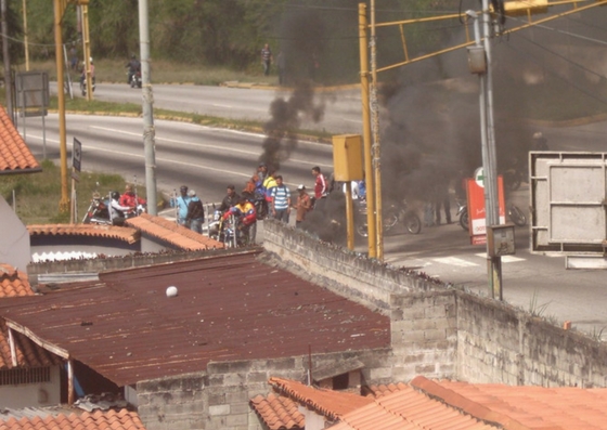 Foto: Queman cauchos en Mérida por falta de agua / Leonardo León 