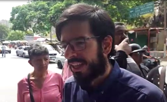 Diputado a la Asamblea Nacional, Miguel Pizarro durante protesta en Palo Verde (Foto captura de video de lapatilla.1eye.us)