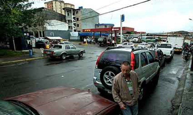 odas las estaciones de combustible, cerradas o abiertas, estuvieron congestionadas. (Foto/Omar Hernández)