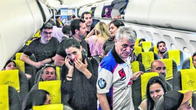 Los pasajeros del Airbus no ocultaron su malestar a la tripulación. / RAFA GUTIÉRREZ