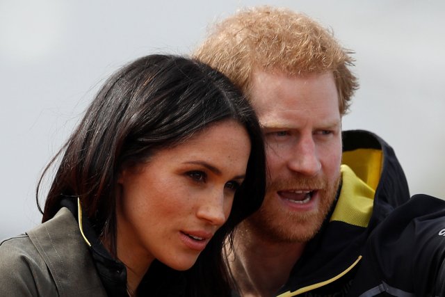 El príncipe Harry, patrocinador de la Invictus Games Foundation, y Meghan Markle vigilan atletas en las pruebas por equipos para los Invictus Games Sydney 2018 en la Universidad de Bath Sports Training Village en Bath, Gran Bretaña, 6 de abril de 2018. REUTERS / Peter Nicholls