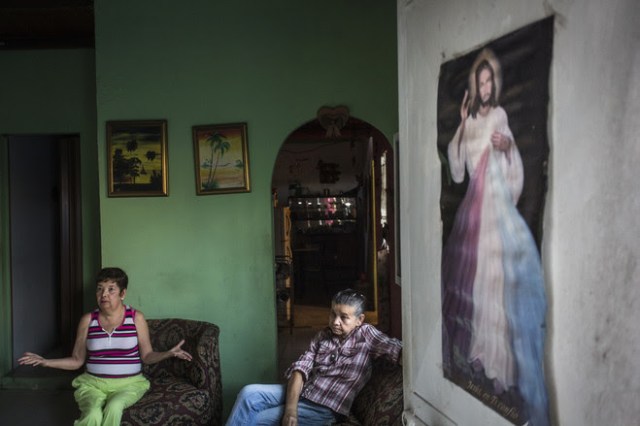 Moravia Vicuña, arriba a la izquierda, y su hermana Carmen empeñaron su cama y televisión para pagar un paquete de las pastillas que toma Moravia Vicuña. FOTO: OSCAR B. CASTILLO / WALL STREET JOURNAL 