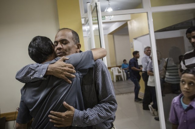 Rafael Funes recibió las condolencias de familiares y amigos después de la muerte de su esposa, Luz Marina Martinez.PHOTO: OSCAR B. CASTILLO / WALL STREET JOURNAL