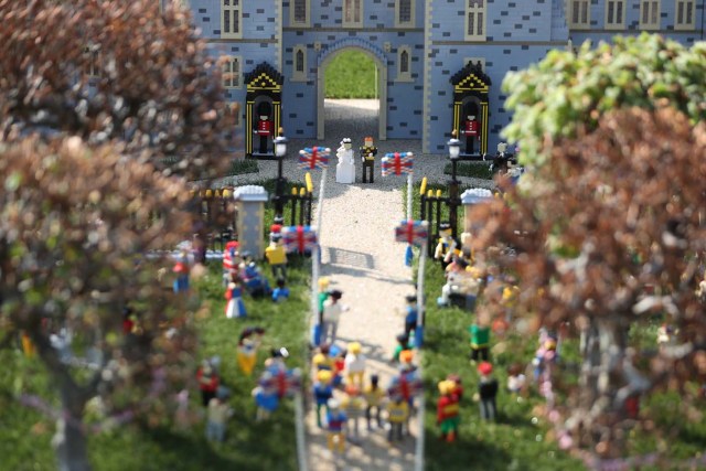 Lego models of Britain's Prince Harry (CR) and his bride-to-be US actress Meghan Markle (CR) are photographed positioned outside a Lego-brick model of Windsor Castle at Legoland in Windsor on May 8, 2018 during a photo call for its attraction celebrating the upcoming royal wedding. Prince Harry and US actress Meghan Markle will marry on May 19 at St. George's Chapel at Windsor Castle. / AFP PHOTO / Daniel LEAL-OLIVAS