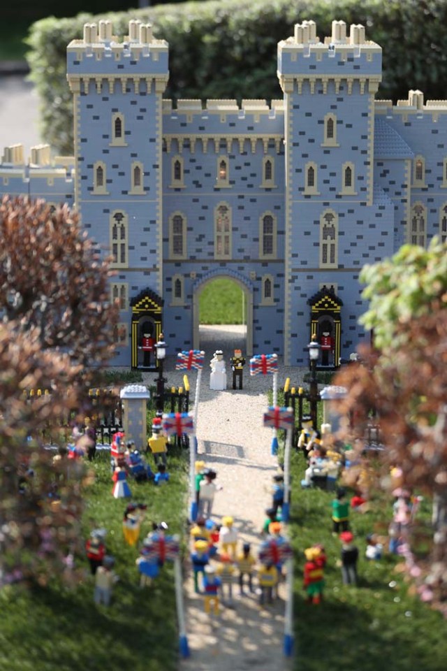 Lego models of Britain's Prince Harry (CR) and his bride-to-be US actress Meghan Markle (CR) are photographed positioned outside a Lego-brick model of Windsor Castle at Legoland in Windsor on May 8, 2018 during a photo call for its attraction celebrating the upcoming royal wedding. Prince Harry and US actress Meghan Markle will marry on May 19 at St. George's Chapel at Windsor Castle. / AFP PHOTO / Daniel LEAL-OLIVAS