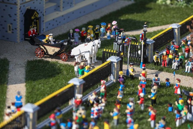 A Lego display shows Britain's Prince Harry (L) and bride-to-be US actress Meghan Markle (R) in their carriage for their wedding day procession outside a Lego-brick model of Windsor Castle at Legoland in Windsor on May 8, 2018 during a photo call for its attraction celebrating the upcoming royal wedding. Prince Harry and US actress Meghan Markle will marry on May 19 at St. George's Chapel at Windsor Castle. / AFP PHOTO / Daniel LEAL-OLIVAS