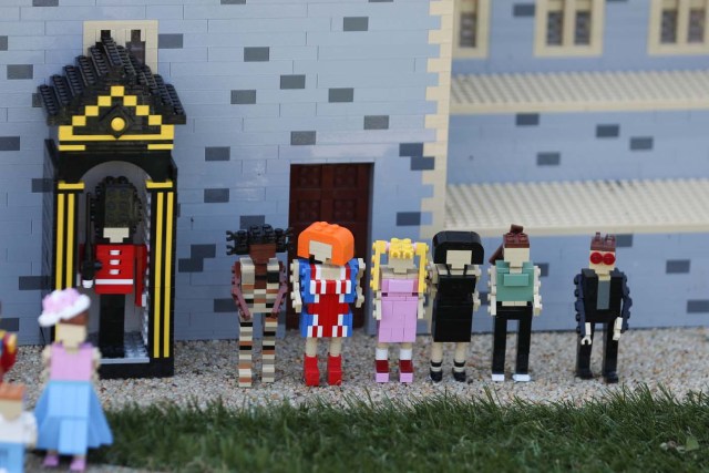 A picture shows Lego models of British pop band Spice Girls and musician Elton John positioned outside a Lego-brick model of Windsor Castle at Legoland in Windsor on May 8, 2018 during a photo call for its attraction celebrating the royal wedding in which Britain's Prince Harry wil marry US actress Meghan Markle. Prince Harry and US actress Meghan Markle will marry on May 19 at St. George's Chapel at Windsor Castle. / AFP PHOTO / Daniel LEAL-OLIVAS