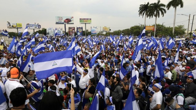Demonstrators protest against Nicaraguan government in Managua on May 9, 2018. Thousands march Wednesday demanding justice and democracy in a new demonstration against Daniel Ortega's gonvernment.  / AFP PHOTO / INTI OCON