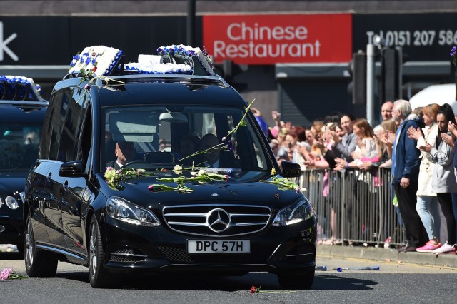 Un coche fúnebre que transportaba el ataúd del niño británico Alfie Evans pasa por el estadio Goodison Park de Everton en Liverpool mientras su familia lo recostaba el 14 de mayo de 2018. / AFP PHOTO / Paul ELLIS