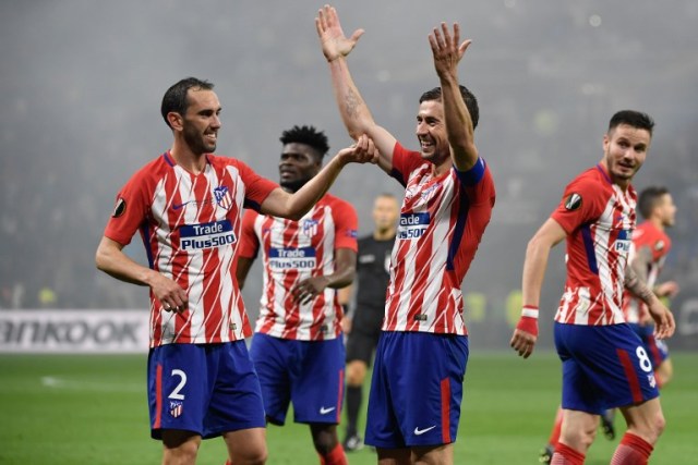 El centrocampista español del Atlético de Madrid Gabi (C) celebra al ex defensor uruguayo del Atlético de Madrid Diego Godin tras anotar durante el partido final de la UEFA Europa League entre el Olympique de Marseille y el Club Atlético de Madrid en el estadio Parc OL en Decines-Charpieu, cerca de Lyon el 16 de mayo , 2018.  Philippe DESMAZES / AFP