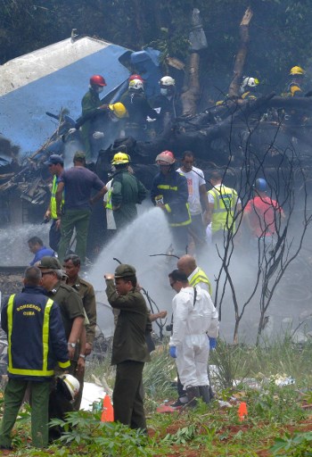 Fotografía tomada en la escena del accidente después de que un avión de Cubana de Aviación se estrelló después de despegar del aeropuerto José Martí de La Habana el 18 de mayo de 2018. Un avión de pasajeros de las vías aéreas cubanas con 104 pasajeros a bordo se estrelló poco después de despegar del aeropuerto de La Habana, informaron los medios estatales. El Boeing 737 operado por Cubana de Aviación se estrelló "cerca del aeropuerto internacional", informó la agencia estatal Prensa Latina. Fuentes del aeropuerto dijeron que el avión se dirigía desde la capital hacia la ciudad oriental de Holguín. / AFP PHOTO / Adalberto ROQUE