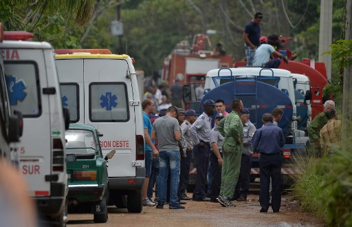 Los servicios de emergencia llegan a la escena del accidente después de que un avión de Cubana de Aviación se estrelló después de despegar del aeropuerto José Martí de La Habana el 18 de mayo de 2018. Un avión de pasajeros de las vías aéreas cubanas con 113 personas a bordo se estrelló poco después de despegar del aeropuerto de La Habana, informaron los medios estatales. El Boeing 737 operado por Cubana de Aviación se estrelló "cerca del aeropuerto internacional", informó la agencia estatal Prensa Latina. Fuentes del aeropuerto dijeron que el avión se dirigía desde la capital hacia la ciudad oriental de Holguín. / AFP PHOTO / Yamil LAGE