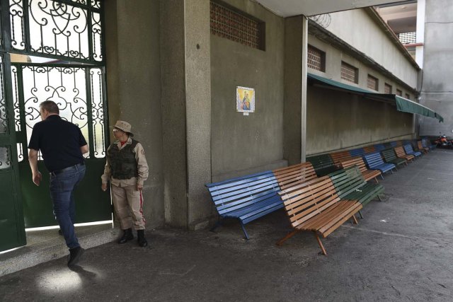 Un venezolano acude a votar en Caracas May 20, 2018 | AFP PHOTO: Carlos Becerra