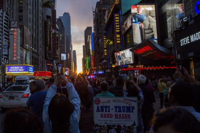 NUEVA YORK, NY - 30 DE MAYO: La gente toma imágenes del fenómeno conocido como Manhattanhenge en Times Square 42nd Street el 30 de mayo de 2018 en la ciudad de Nueva York. Manhattanhenge, o el solsticio de Manhattan, ocurre dos veces al año cuando el sol está alineado con las calles este-oeste de la red principal de Manhattan Eduardo Muñoz Álvarez / Getty Images / AFP