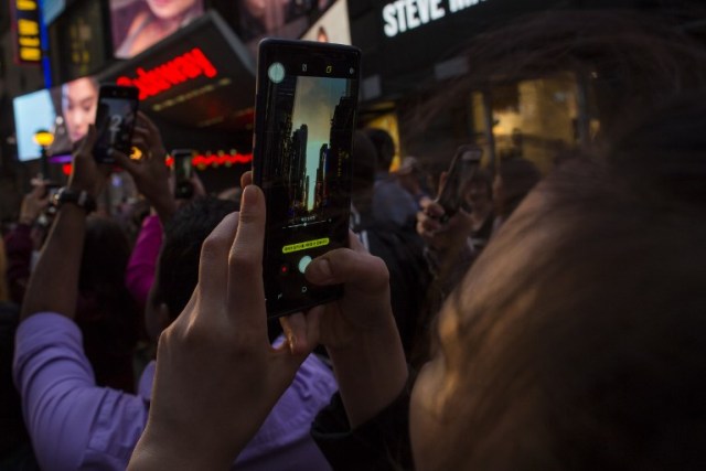 NUEVA YORK, NY - 30 DE MAYO: La gente toma imágenes del fenómeno conocido como Manhattanhenge en Times Square 42nd Street el 30 de mayo de 2018 en la ciudad de Nueva York. Manhattanhenge, o el solsticio de Manhattan, ocurre dos veces al año cuando el sol está alineado con las calles este-oeste de la red principal de Manhattan Eduardo Muñoz Álvarez / Getty Images / AFP