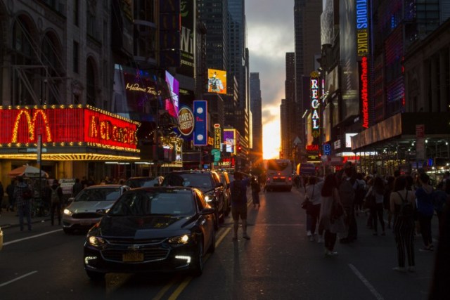 NUEVA YORK, NY - 30 de mayo: La gente echó un vistazo al fenómeno conocido como Manhattanhenge en la Times Square 42nd Street el 30 de mayo de 2018 en la ciudad de Nueva York. Manhattanhenge, o el solsticio de Manhattan, ocurre dos veces al año cuando el sol está alineado con las calles este-oeste de la red principal de Manhattan Eduardo Muñoz Álvarez / Getty Images / AFP