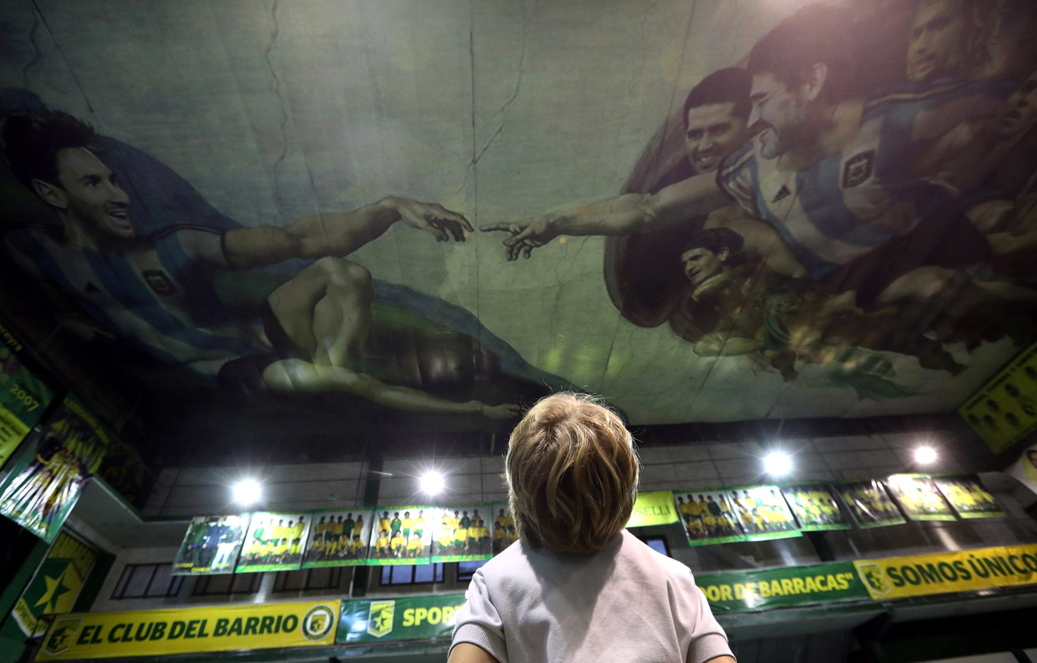 FOTO: Messi y Maradona, divinidades en la “Capilla Sixtina” del fútbol argentino