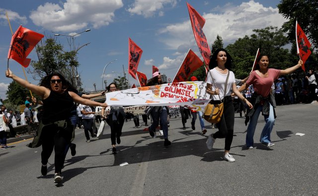 Los manifestantes sostienen pancartas, banderas y gritos de consignas durante una concentración del Primero de Mayo en Ankara, Turquía el 1 de mayo de 2018. REUTERS / Umit Bektas