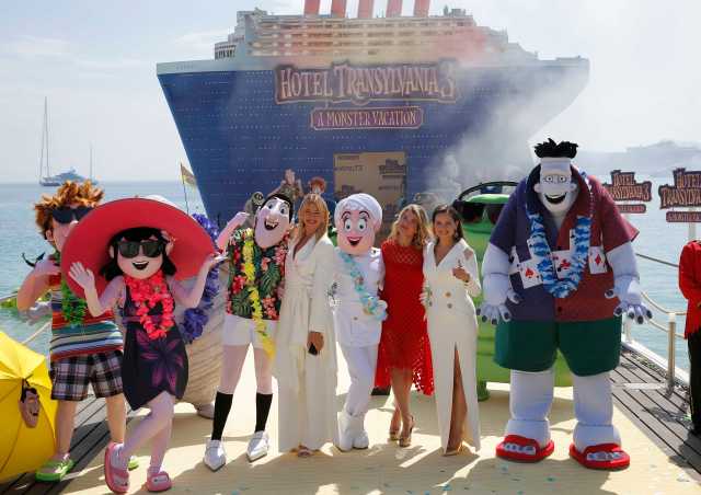 71 ° Festival de Cine de Cannes - Photocall para la película de animación "Hotel Transylvania 3: Summer Vacation" (Hotel Transylvania 3: A Monster Vacation) fuera de competición - Cannes, Francia, 7 de mayo de 2018. Miembros del elenco de voces Anke Engelke, Janina Uhse, y Lesia Nikitiuk posan en un muelle. REUTERS / Stephane Mahe