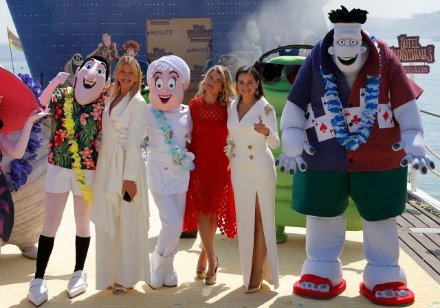 71 ° Festival de Cine de Cannes - Photocall para la película de animación "Hotel Transylvania 3: Summer Vacation" (Hotel Transylvania 3: A Monster Vacation) fuera de competición - Cannes, Francia, 7 de mayo de 2018. Miembros del elenco de voces Anke Engelke, Janina Uhse, y Lesia Nikitiuk posan en un muelle. REUTERS / Stephane Mah