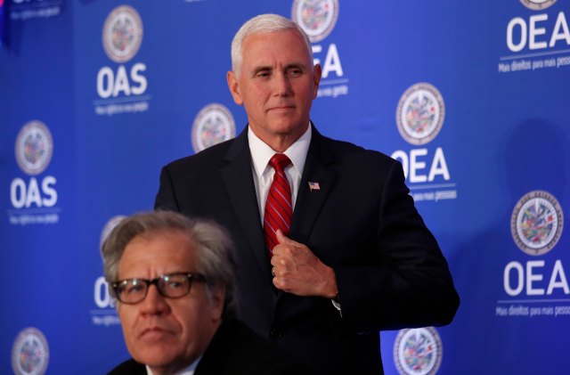 El vicepresidente de EE. UU., Mike Pence, camina detrás del secretario general de la OEA, Luis Almagro, cuando llega para dirigirse a la Organización de Estados Americanos en la sede de la OEA en Washington, EE.UU., el 7 de mayo de 2018. REUTERS / Kevin Lamarque