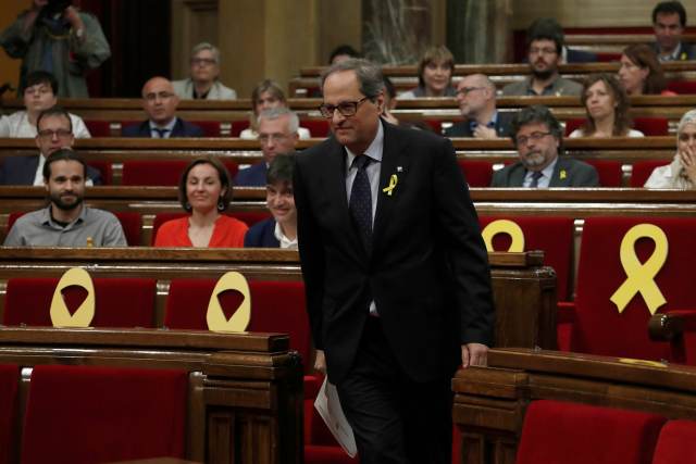 Quim Torra, el candidato propuesto por el exlíder catalán Carles Puigdemont para encabezar el gobierno regional catalán, sube al escenario para pronunciar su discurso durante un debate de investidura en el parlamento regional en Barcelona, ??España, el 12 de mayo de 2018. REUTERS / Juan Medina 