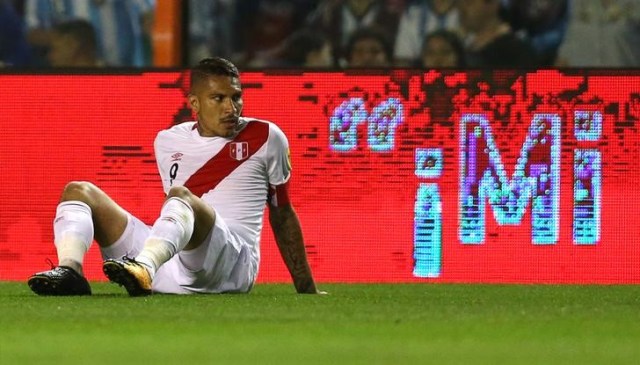 En la imagen de archivo el jugador de la selección de fútbol peruana, Paolo Guerrero, se sienta en el campo de juego durante el partido entre su equipo y la selección de Argentina en el estadio La Bombonera, Buenos Aires, Argentina - 5 de octubre de 2017. REUTERS / Marcos Brindicci