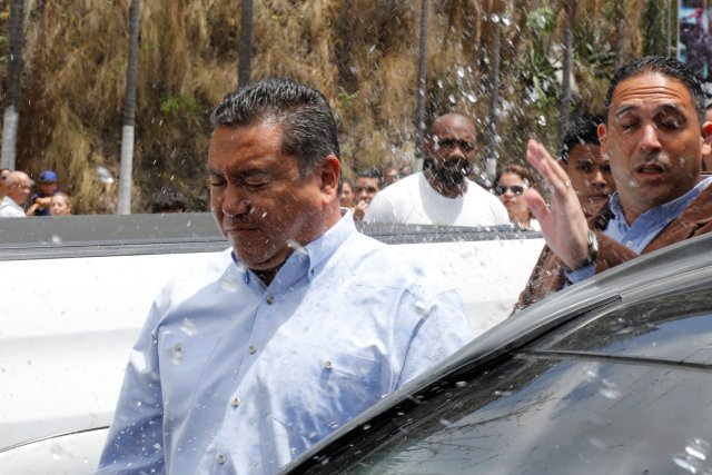  El candidato presidencial venezolano Javier Bertucci, del partido "Esperanza por el Cambio", reacciona después de que un pariente arroja agua afuera de un centro de detención del Servicio Bolivariano de Inteligencia Nacional (SEBIN) en Caracas, Venezuela el 17 de mayo de 2018. REUTERS / Carlos Jasso