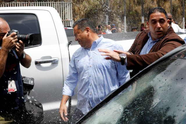  El candidato presidencial venezolano Javier Bertucci, del partido "Esperanza por el Cambio", reacciona después de que un pariente arroja agua afuera de un centro de detención del Servicio Bolivariano de Inteligencia Nacional (SEBIN) en Caracas, Venezuela el 17 de mayo de 2018. REUTERS / Carlos Jasso