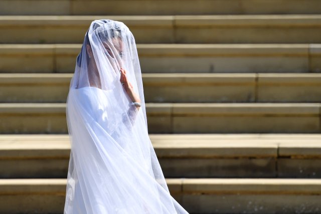 US actress Meghan Markle waves as she arrives for the wedding ceremony to marry Britain's Prince Harry, Duke of Sussex, at St George's Chapel, Windsor Castle, in Windsor, on May 19, 2018.  Ben STANSALL/Pool via REUTERS