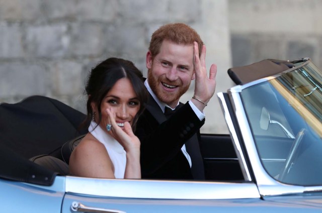 Los recién casados Duke y Duquesa de Sussex, Meghan Markle y Prince Harry, dejando el Castillo de Windsor después de su boda para asistir a una recepción nocturna en Frogmore House, organizada por el Príncipe de Gales Windsor, Gran Bretaña, 19 de mayo de 2018. Steve Parsons / Pool via REUTERS